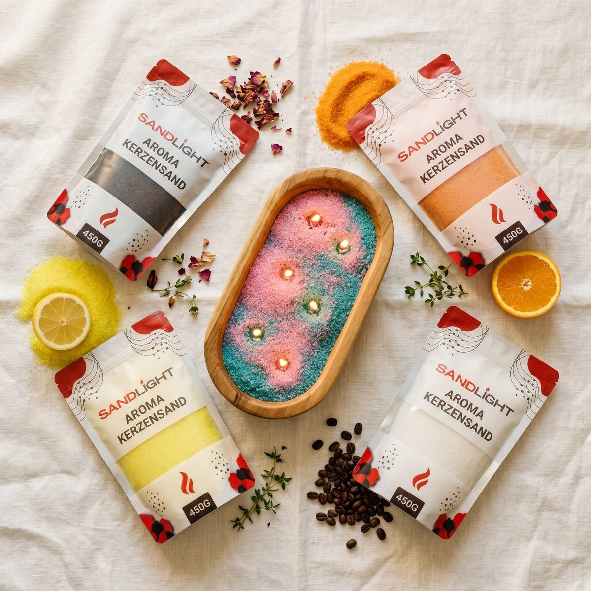 Vier Beutel Sandlight Aroma Kerzensand um eine Holzschale mit brennendem Kerzensand